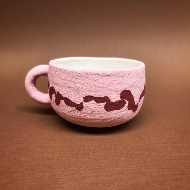 Taza cerámica de Napoleón Retana con esmalte shino falso aplicado. Sin hornear. 